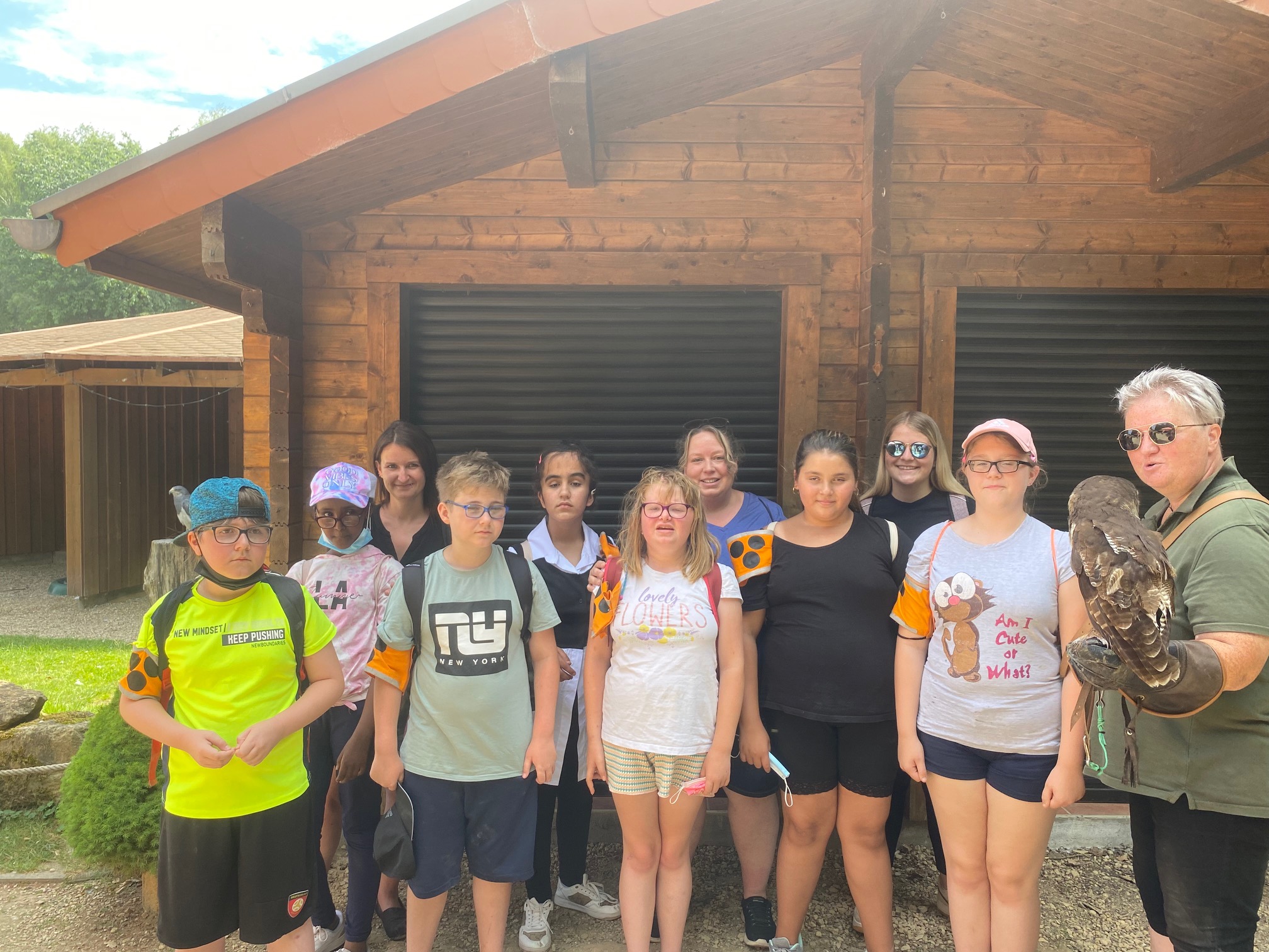 Gruppenfoto%20mit%20der%20Zoofalknerei%20Neunkirchen%20und%20Urmel%20der%20Eule Gruppenfoto%20mit%20der%20Zoofalknerei%20Neunkirchen%20und%20Urmel%20der%20Eule